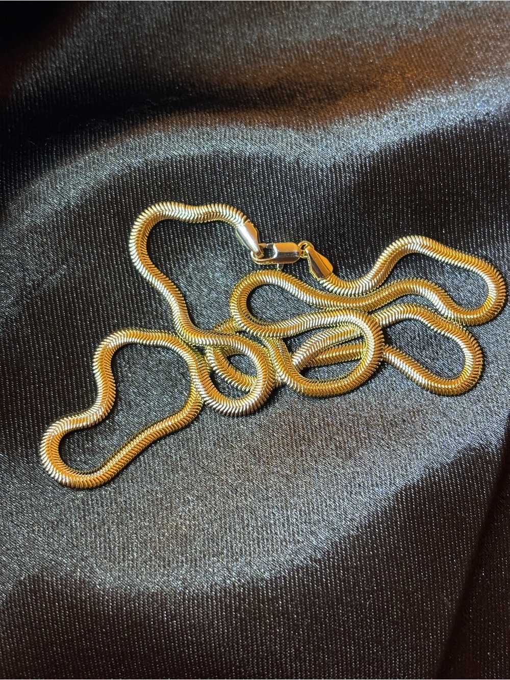 4mm Yellow Gold Herringbone Necklace 24in - Picture 7 of 16